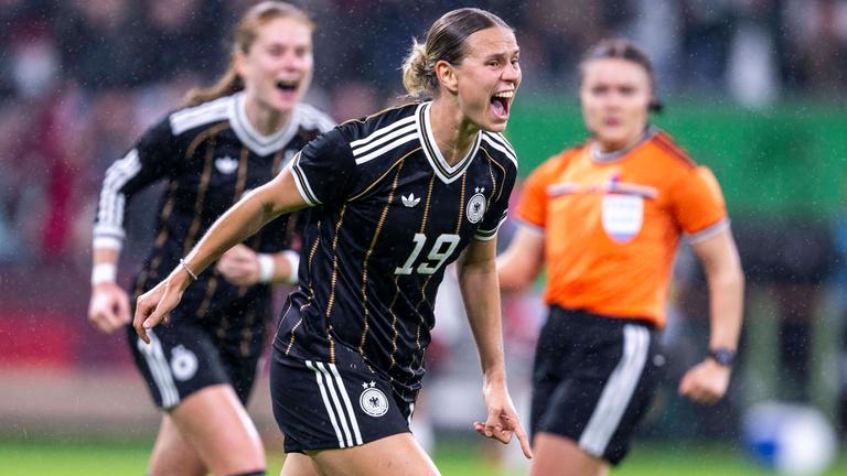 Klara Bühl bejubelt ihren Treffer zum 2:1 gegen Japan.