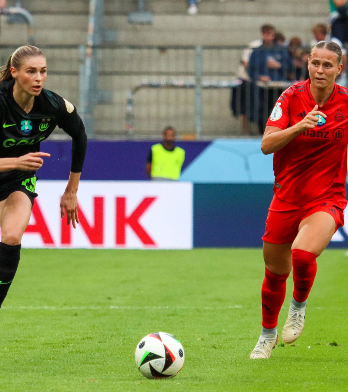 v.li. im Zweikampf Jule Brand (VfL Wolfsburg) und Klara Bühl  (FCB) 