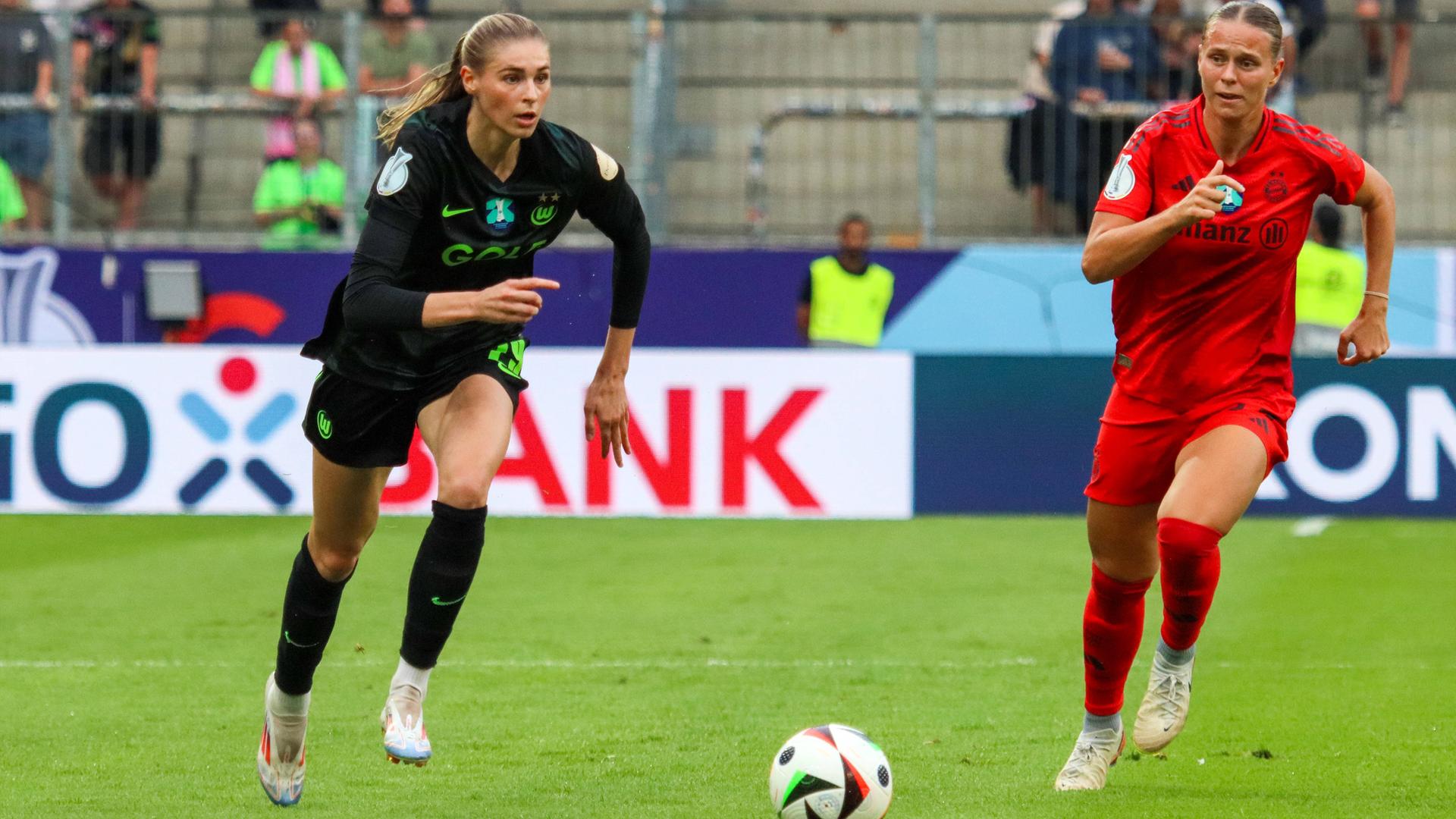 v.li. im Zweikampf Jule Brand (VfL Wolfsburg) und Klara Bühl  (FCB) 