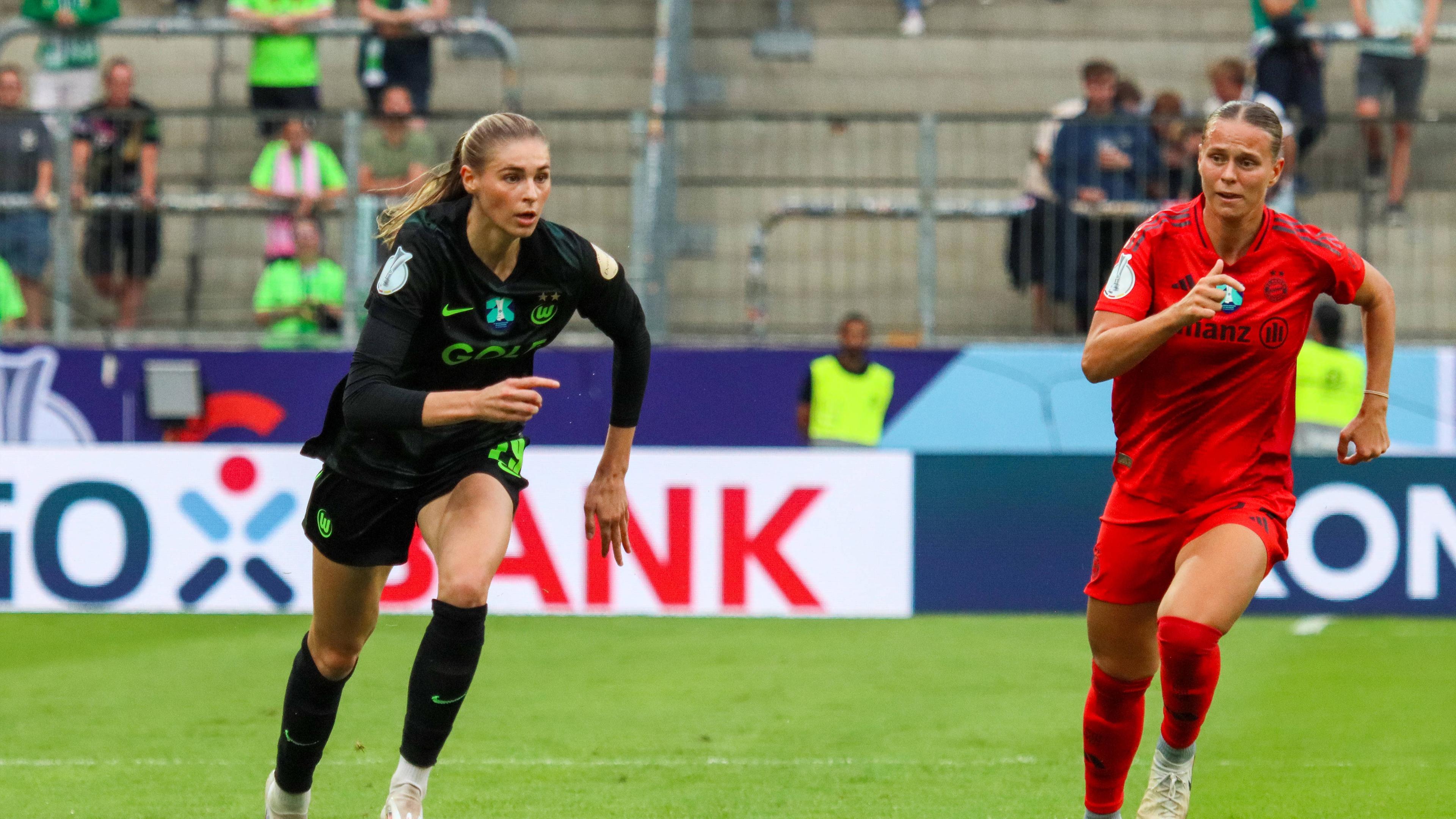 v.li. im Zweikampf Jule Brand (VfL Wolfsburg) und Klara Bühl  (FCB) 
