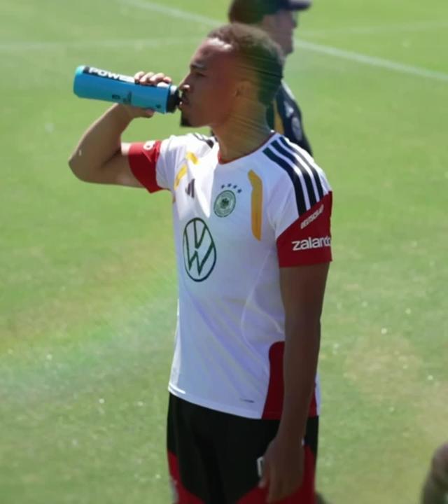 Der deutsche Nationalspieler Jamie Leweling trinkt während einer Trainingseinheit in Winston-Salem