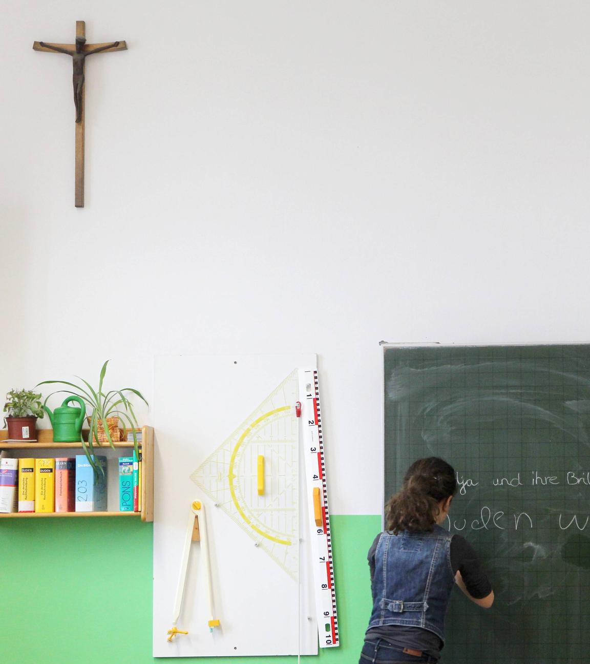 Ein Kruzifix hängt am 01.06.2011 in einem Klassenzimmer des katholischen Maria-Ward-Gymnasiums in Augsburg. 