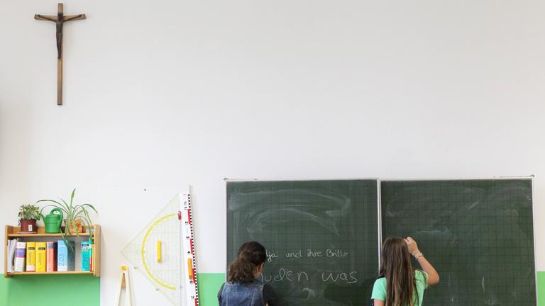 Ein Kruzifix hängt am 01.06.2011 in einem Klassenzimmer des katholischen Maria-Ward-Gymnasiums in Augsburg. 