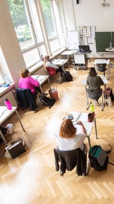 Ausbildende nehmen am Unterricht in der gewerblichen Schule teil.