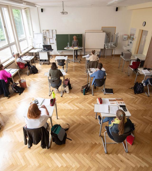 Ausbildende nehmen am Unterricht in der gewerblichen Schule teil.