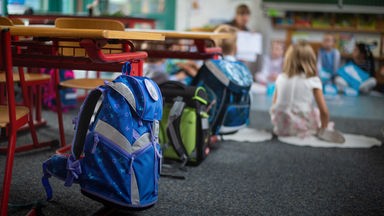 Das Klassenzimmer einer Grundschule.