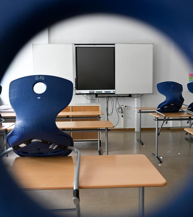Berlin: Hochgestellte Stühle sind in einem leeren Klassenzimmer, Archivbild