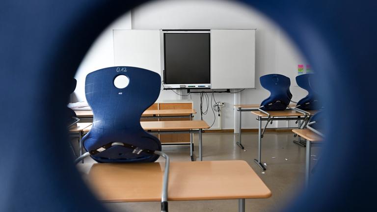 Berlin: Hochgestellte Stühle sind in einem leeren Klassenzimmer, Archivbild