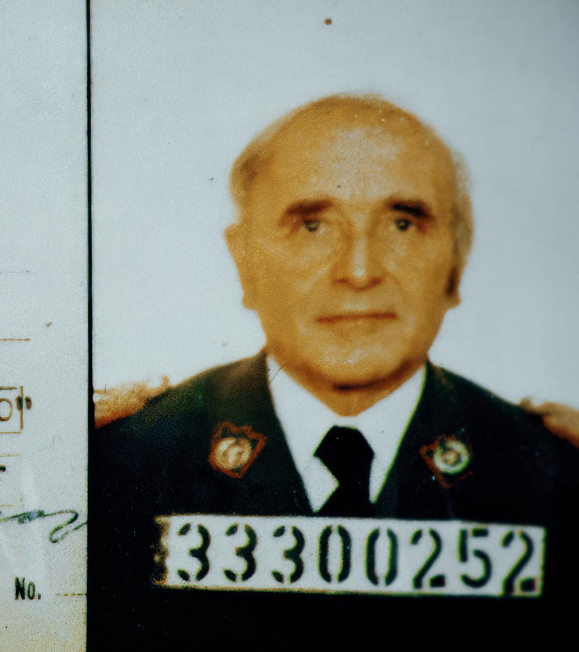 Der bolivianische Militärausweis von Naziverbrecher Klaus Barbie zeigt rechts ein Passfoto von ihm und links seinen gefälschten Namen.