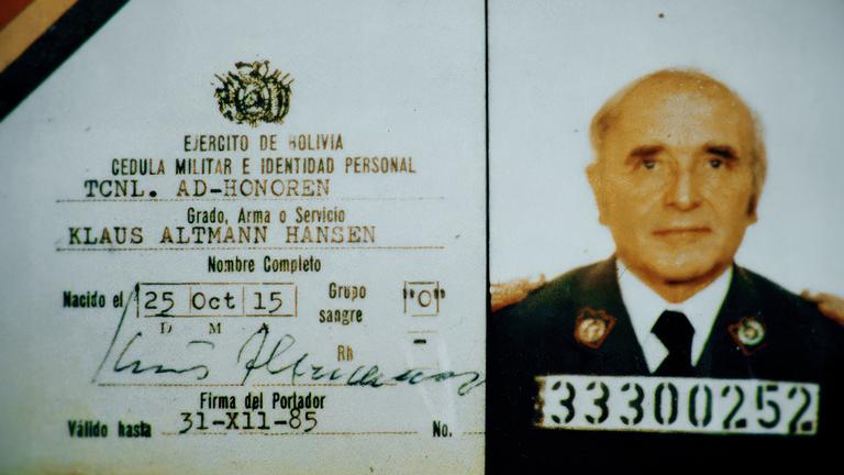 Der bolivianische Militärausweis von Naziverbrecher Klaus Barbie zeigt rechts ein Passfoto von ihm und links seinen gefälschten Namen.