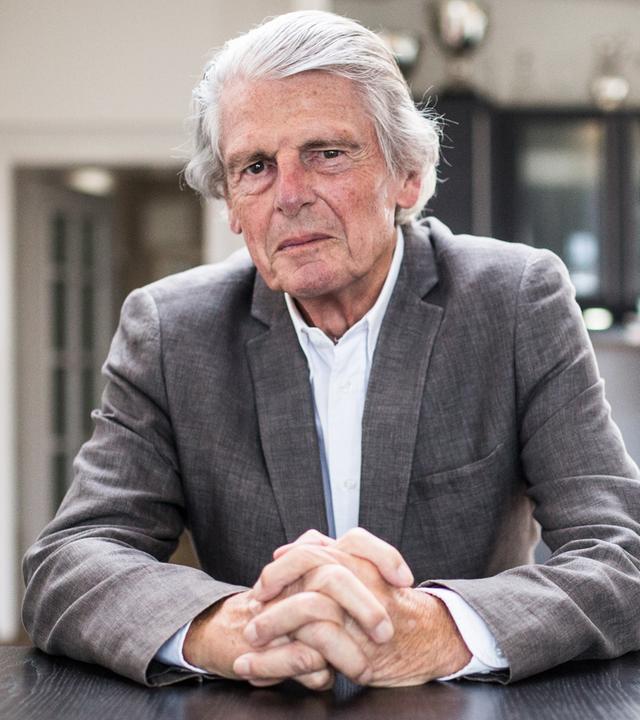 Der ehemalige Chefredakteur des ZDF Klaus Bresser am 05.07.2016 in seiner Wohnung in Berlin.