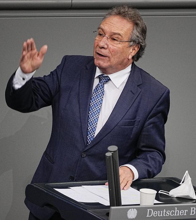 Berlin: Klaus Ernst (Die Linke), Mitglied des Deutschen Bundestages, spricht während der dreitägigen Debatte über die Politik der Ampel-Koalition im Bundestag.