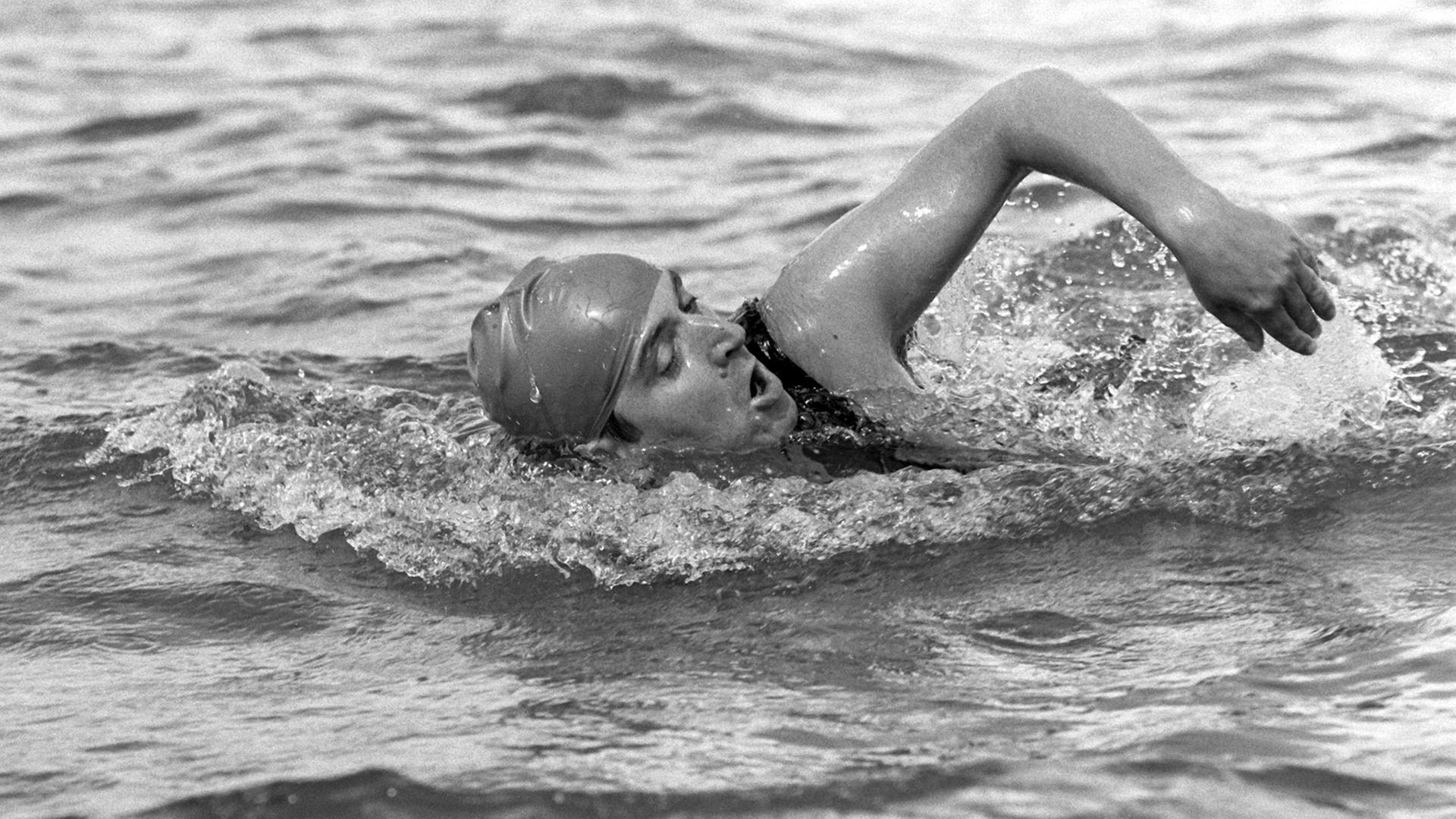 Archiv: Klaus Töpfer (50, CDU) krault am 13.9.1988 durch die Fluten des Rheins