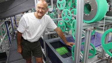 Archiv: Membranfilter-Ingenieur Klaus Vossenkaul, Gründer und Geschäftsführer der Membion GmbH in Roetgen bei Aachen, steht an einer Maschine. 