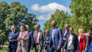 Bundeskanzler Merz mit seinem Kabinett auf dem Weg zu einem Gruppenfoto während der Klausurtagung.