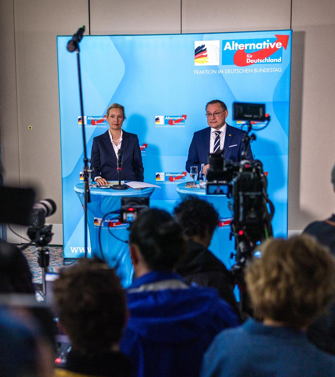 AfD-Chefin Alice Weidel und AfD-Chef Tino Chrupalla sprechen bei einer Pressekonferenz zum Abschluss der Klausur der AfD-Bundestagsfraktion.