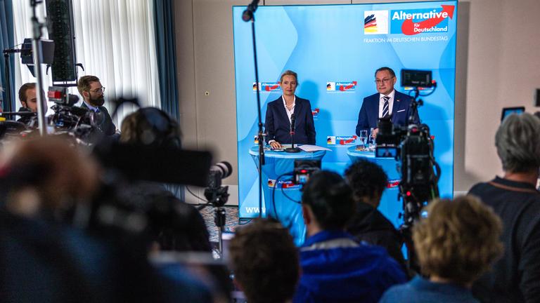 AfD-Chefin Alice Weidel und AfD-Chef Tino Chrupalla sprechen bei einer Pressekonferenz zum Abschluss der Klausur der AfD-Bundestagsfraktion.