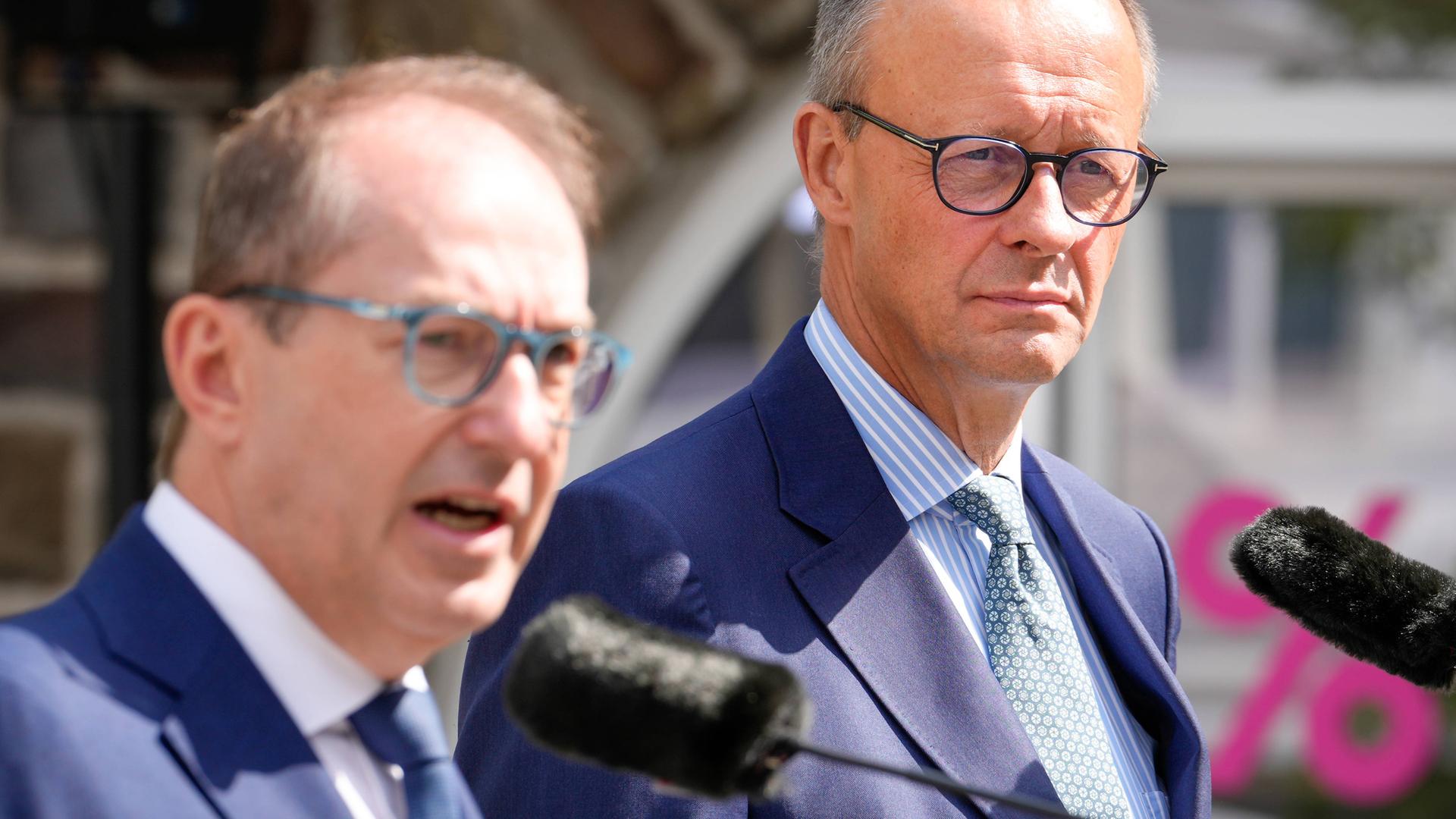 Friedrich Merz gemeinsam mit Alexander Dobrindt beim Auftaktstatement zur Klausurtagung der CDU/CSU-Bundestagsfraktion im Sauerland am 31.08.2023.