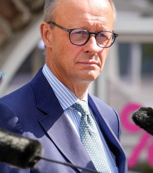 Friedrich Merz gemeinsam mit Alexander Dobrindt beim Auftaktstatement zur Klausurtagung der CDU/CSU-Bundestagsfraktion im Sauerland am 31.08.2023.