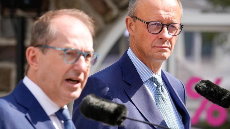 Friedrich Merz gemeinsam mit Alexander Dobrindt beim Auftaktstatement zur Klausurtagung der CDU/CSU-Bundestagsfraktion im Sauerland am 31.08.2023.