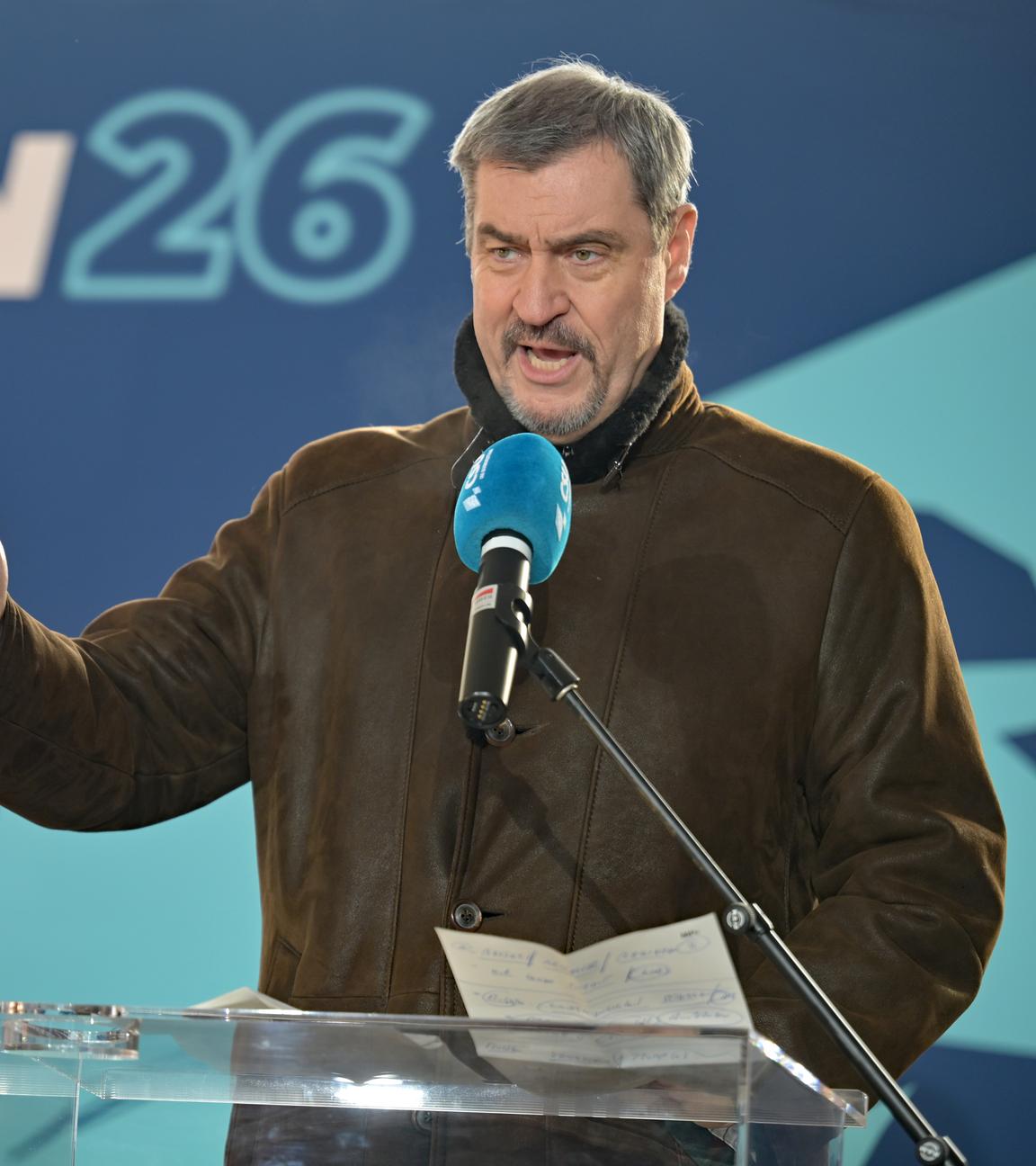Alexander Hoffmann (l), Vorsitzender der CSU im Bundestag und Markus Söder, Vorsitzender der CSU und Ministerpräsident von Bayern, sprechen während des Pressestatements
