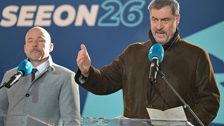 Alexander Hoffmann (l), Vorsitzender der CSU im Bundestag und Markus Söder, Vorsitzender der CSU und Ministerpräsident von Bayern, sprechen während des Pressestatements