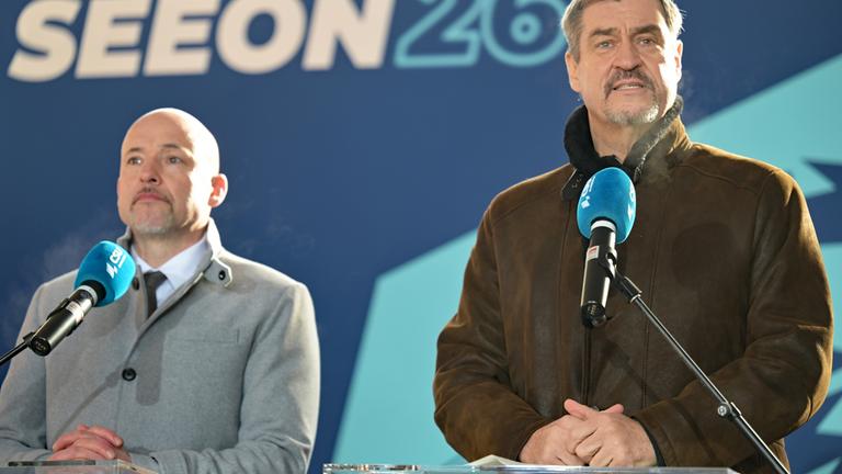 Alexander Hoffmann (l), Vorsitzender der CSU im Bundestag und Markus Söder, Vorsitzender der CSU und Ministerpräsident von Bayern, sprechen während des Pressestatements