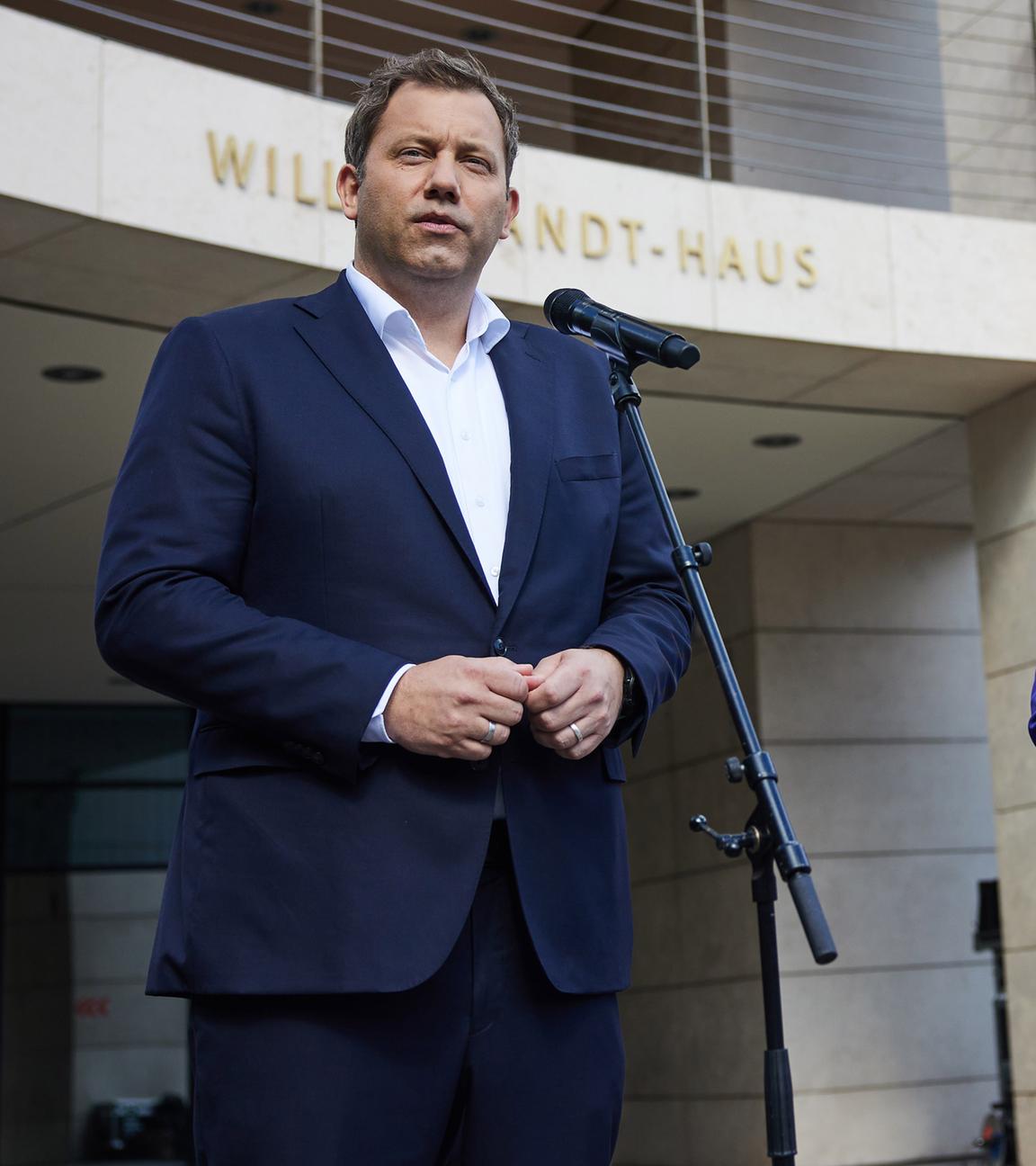Lars Klingbeil (SPD), Bundesfinanzminister, und Bärbel Bas (SPD), Bundesarbeitsministerin, geben vor einer Klausur des SPD-Parteivorstandes vor dem Willy-Brandt-Haus ein Statement ab. 
