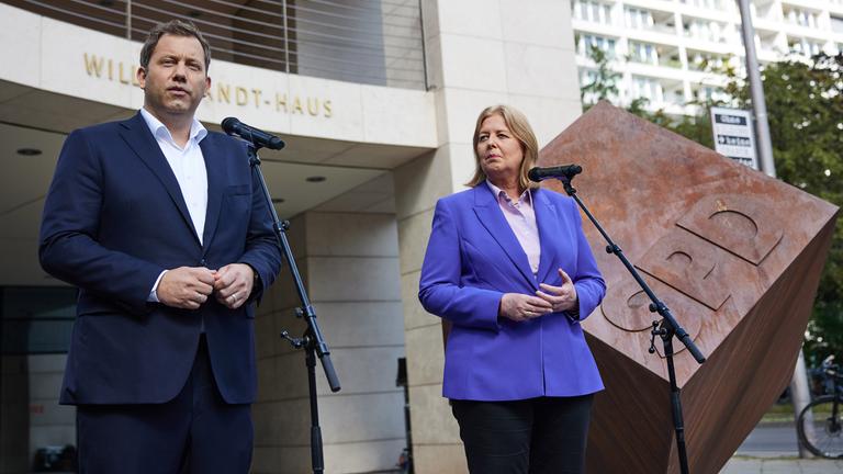 Lars Klingbeil (SPD), Bundesfinanzminister, und Bärbel Bas (SPD), Bundesarbeitsministerin, geben vor einer Klausur des SPD-Parteivorstandes vor dem Willy-Brandt-Haus ein Statement ab. 