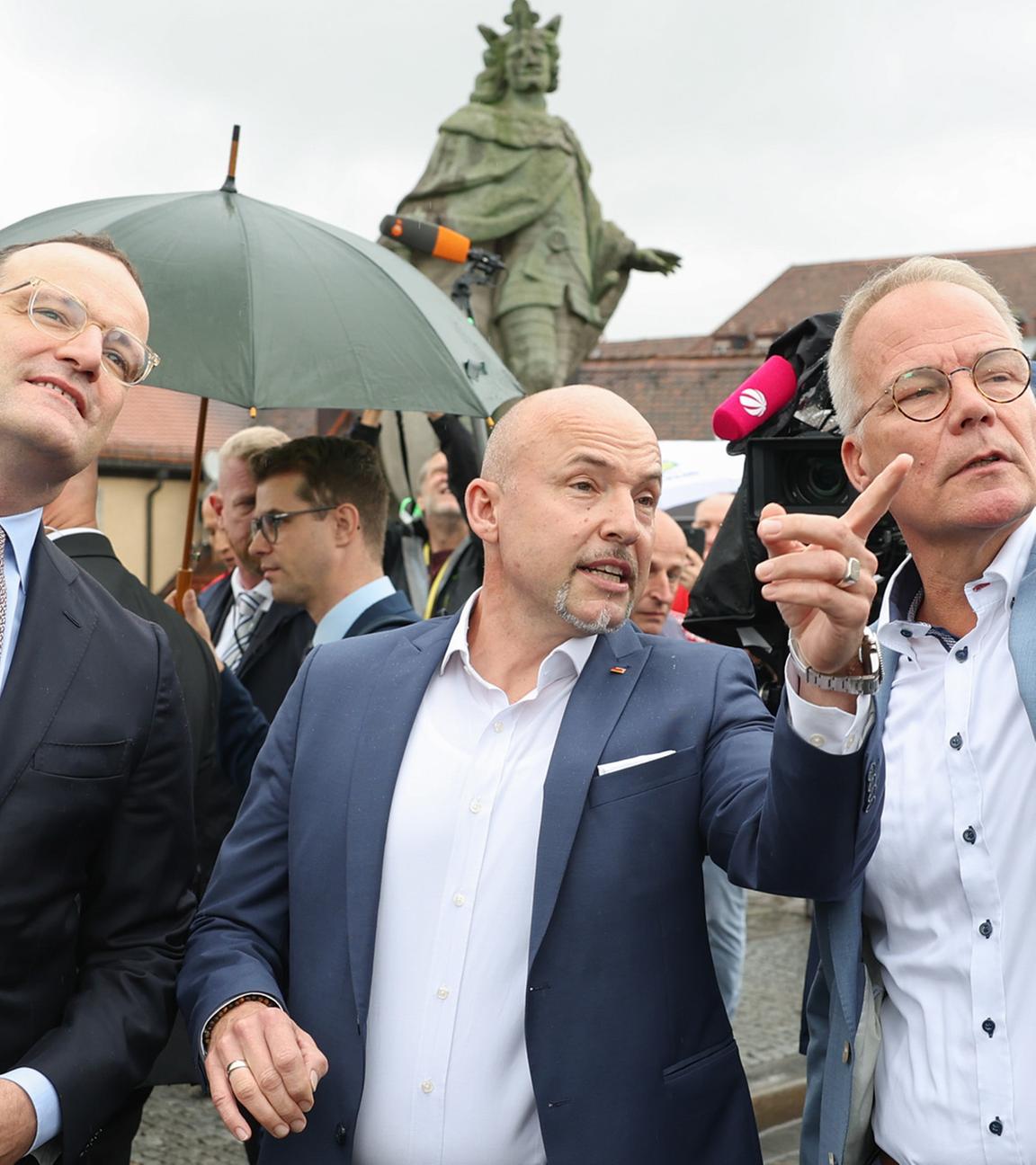 Am 28. August 2025 stehen die drei Fraktionsvorsitzenden Jens Spahn (CDU, links), Matthias Miersch (SPD, Mitte) und Alexander Hoffmann (CSU) auf der alten Mainbrücke in Würzburg. Anlass ist die Klausurtagung der Geschäftsführenden Fraktionsvorstände im Bundestag, bei der aktuelle politische Themen und strategische Planungen diskutiert werden.