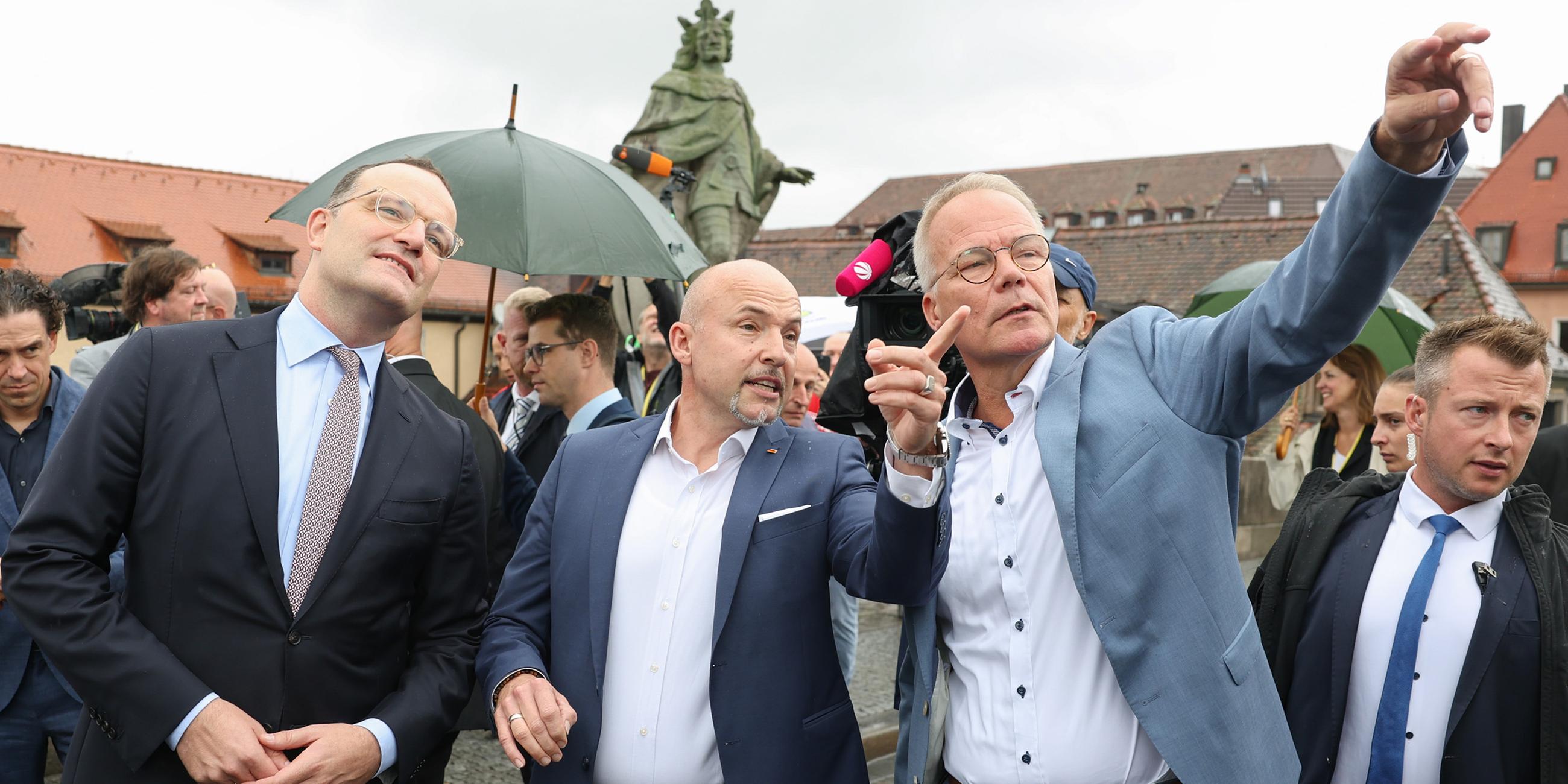 Am 28. August 2025 stehen die drei Fraktionsvorsitzenden Jens Spahn (CDU, links), Matthias Miersch (SPD, Mitte) und Alexander Hoffmann (CSU) auf der alten Mainbrücke in Würzburg. Anlass ist die Klausurtagung der Geschäftsführenden Fraktionsvorstände im Bundestag, bei der aktuelle politische Themen und strategische Planungen diskutiert werden.