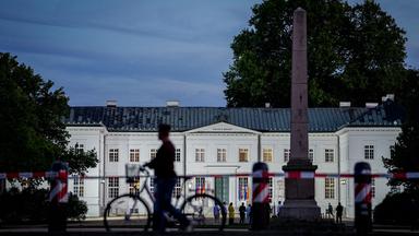 Das Schloss Neuhardenberg leuchtet am Abend während der Klausurtagung der Bundesregierung.
