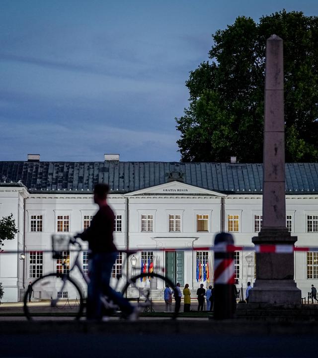 Das Schloss Neuhardenberg leuchtet am Abend während der Klausurtagung der Bundesregierung.
