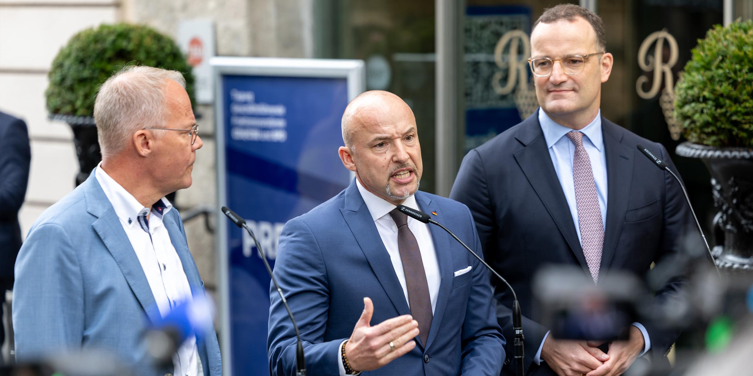  Die Fraktionsvorsitzenden Matthias Miersch (l-r, SPD), Alexander Hoffmann (CSU) und Jens Spahn (CDU), geben ein Pressestatement im Rahmen der Klausurtagung der Geschäftsführenden Fraktionsvorstände im Bundestag.