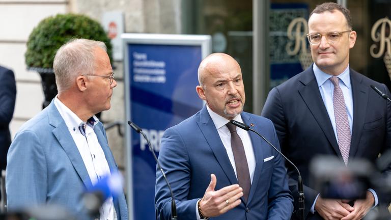  Die Fraktionsvorsitzenden Matthias Miersch (l-r, SPD), Alexander Hoffmann (CSU) und Jens Spahn (CDU), geben ein Pressestatement im Rahmen der Klausurtagung der Geschäftsführenden Fraktionsvorstände im Bundestag.