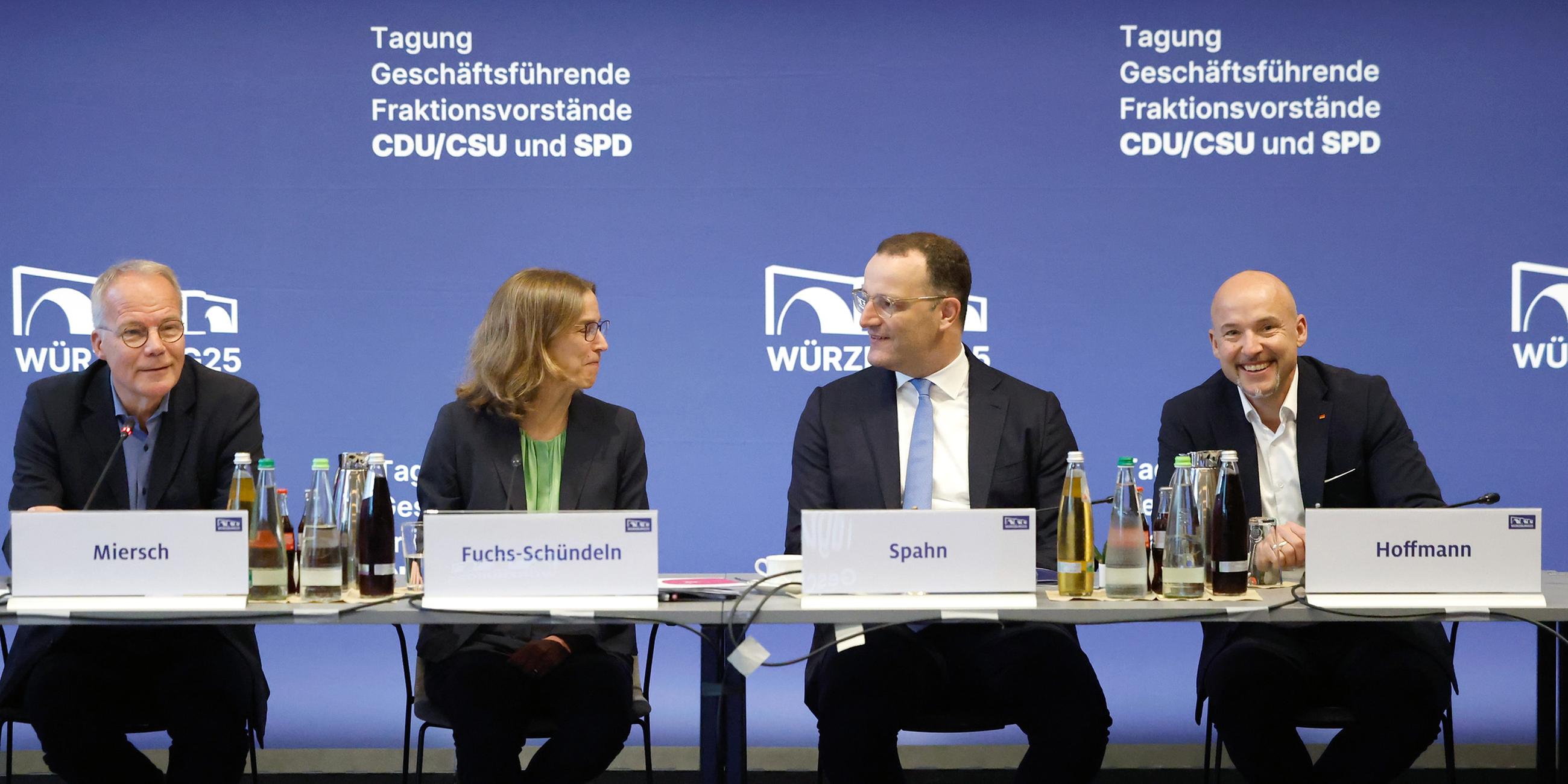 Der Fraktionsvorsitzende Matthias Miersch (SPD, l-r), die Präsidentin des Wissenschaftszentrums Berlin für Sozialforschung, Nicola Fuchs-Schündeln, und die Fraktionsvorsitzenden Jens Spahn (CDU) und Alexander Hoffmann (CSU) eröffnen die Klausurtagung der geschäftsführenden Fraktionsvorstände von CDU/CSU und SPD zum Abschluss im Hotel Rebstock.