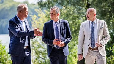 Dr. Matthias Miersch (Vorsitzender der SPD-Bundestagsfraktion), Thorsten Frei (Vorsitzender der CDU/CSU-Bundestagsfraktion) und Alexander Hoffmann (Vorsitzender der CSU im Bundestag), (v.l.n.r.) auf einem Presserundgang am Aasee anlässlich der Klausurtagung