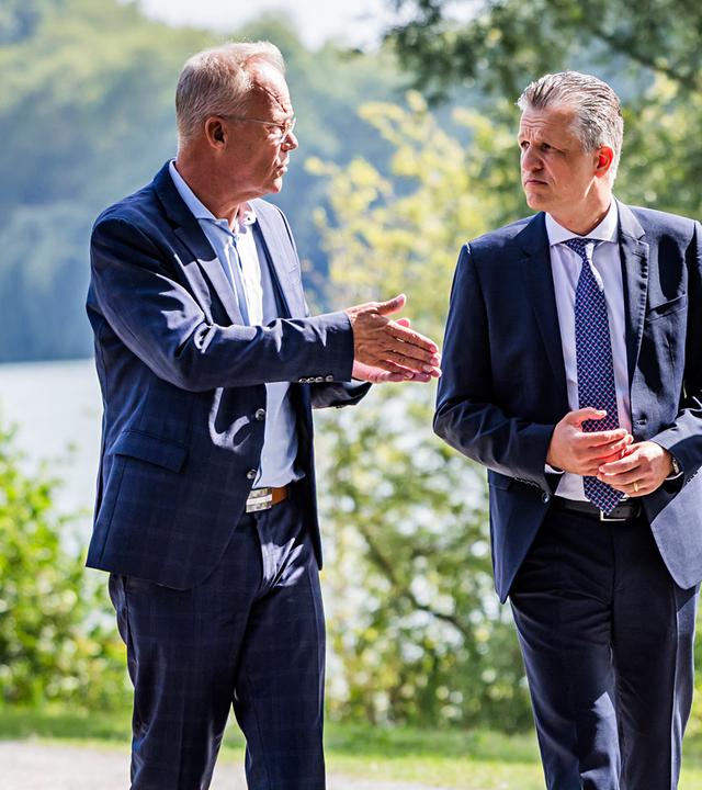 Dr. Matthias Miersch (Vorsitzender der SPD-Bundestagsfraktion), Thorsten Frei (Vorsitzender der CDU/CSU-Bundestagsfraktion) und Alexander Hoffmann (Vorsitzender der CSU im Bundestag), (v.l.n.r.) auf einem Presserundgang am Aasee anlässlich der Klausurtagung