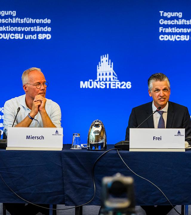 Nordrhein-Westfalen, Münster: Matthias Miersch (l-r), Vorsitzender der SPD-Bundestagsfraktion, Thorsten Frei, Vorsitzender der CDU/CSU-Bundestagsfraktion, und Alexander Hoffmann, Vorsitzender der CSU-Landesgruppe im Bundestag, sitzen im Saal während der Klausurtagung der Fraktionsvorstände von Union und SPD.