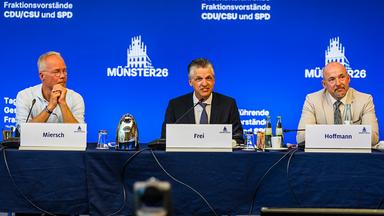 Matthias Miersch (l-r), Vorsitzender der SPD-Bundestagsfraktion, Thorsten Frei, Vorsitzender der CDU/CSU-Bundestagsfraktion, und Alexander Hoffmann, Vorsitzender der CSU-Landesgruppe im Bundestag, sitzen im Saal während der Klausurtagung der Fraktionsvorstände von Union und SPD.