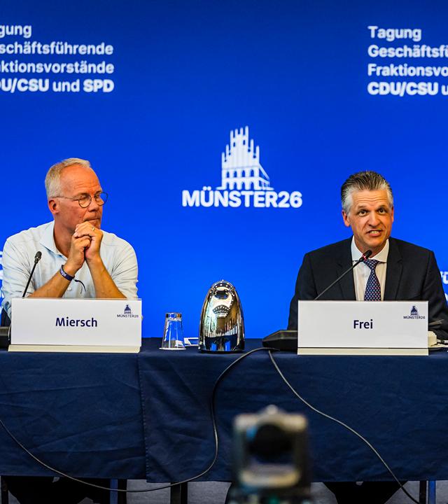 Matthias Miersch (l-r), Vorsitzender der SPD-Bundestagsfraktion, Thorsten Frei, Vorsitzender der CDU/CSU-Bundestagsfraktion, und Alexander Hoffmann, Vorsitzender der CSU-Landesgruppe im Bundestag, sitzen im Saal während der Klausurtagung der Fraktionsvorstände von Union und SPD.