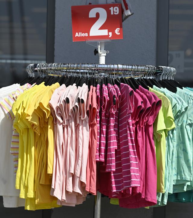 Ein Kleiderständer mit Textilien und einem Preisschild von 2,19 Euro.