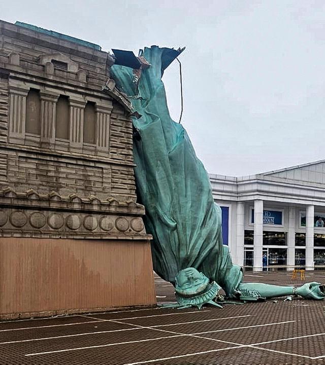 Das von der Lokalzeitung Nova Folha zur Verfügung gestellte Foto zeigt eine Nachbildung der Freiheitsstatue, nachdem diese während eines Sturms im brasilianischen Guaiba umgestürzt war.