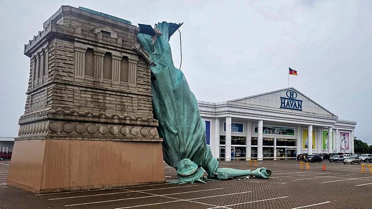 Das von der Lokalzeitung Nova Folha zur Verfügung gestellte Foto zeigt eine Nachbildung der Freiheitsstatue, nachdem diese während eines Sturms im brasilianischen Guaiba umgestürzt war.