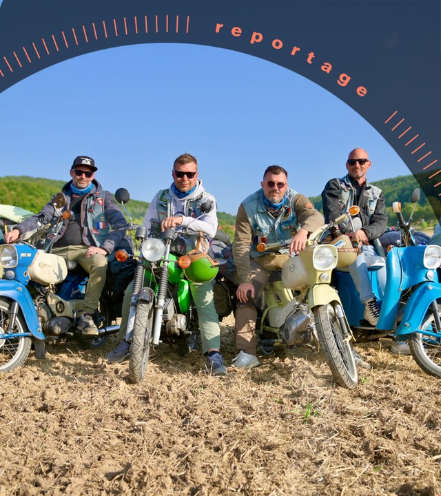 Gruppenfoto: Sechs Mitglieder der Simson-Clique posieren mit ihren Simsons auf einem Acker.