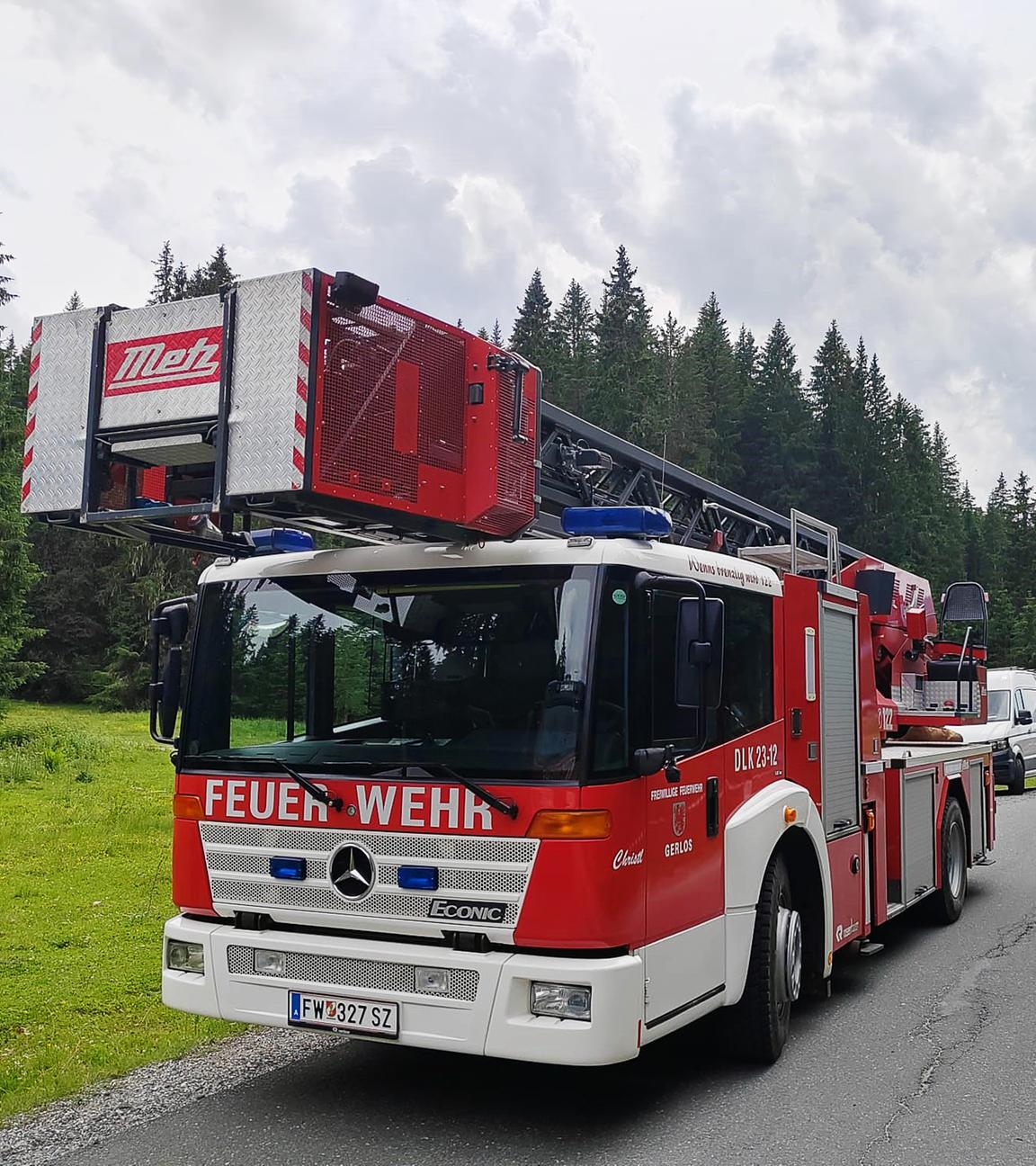Ein Einsatzfahrzeug der Feuerwehr steht in der Nähe der Absturzstelle eines Kleinflugzeugs im Gemeindegebiet von Krimml.