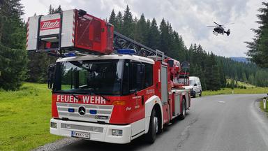 Ein Einsatzfahrzeug der Feuerwehr steht in der Nähe der Absturzstelle eines Kleinflugzeugs im Gemeindegebiet von Krimml.
