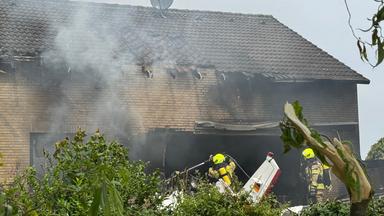 Kleinflugzeug stürzt in Wohnhaus
