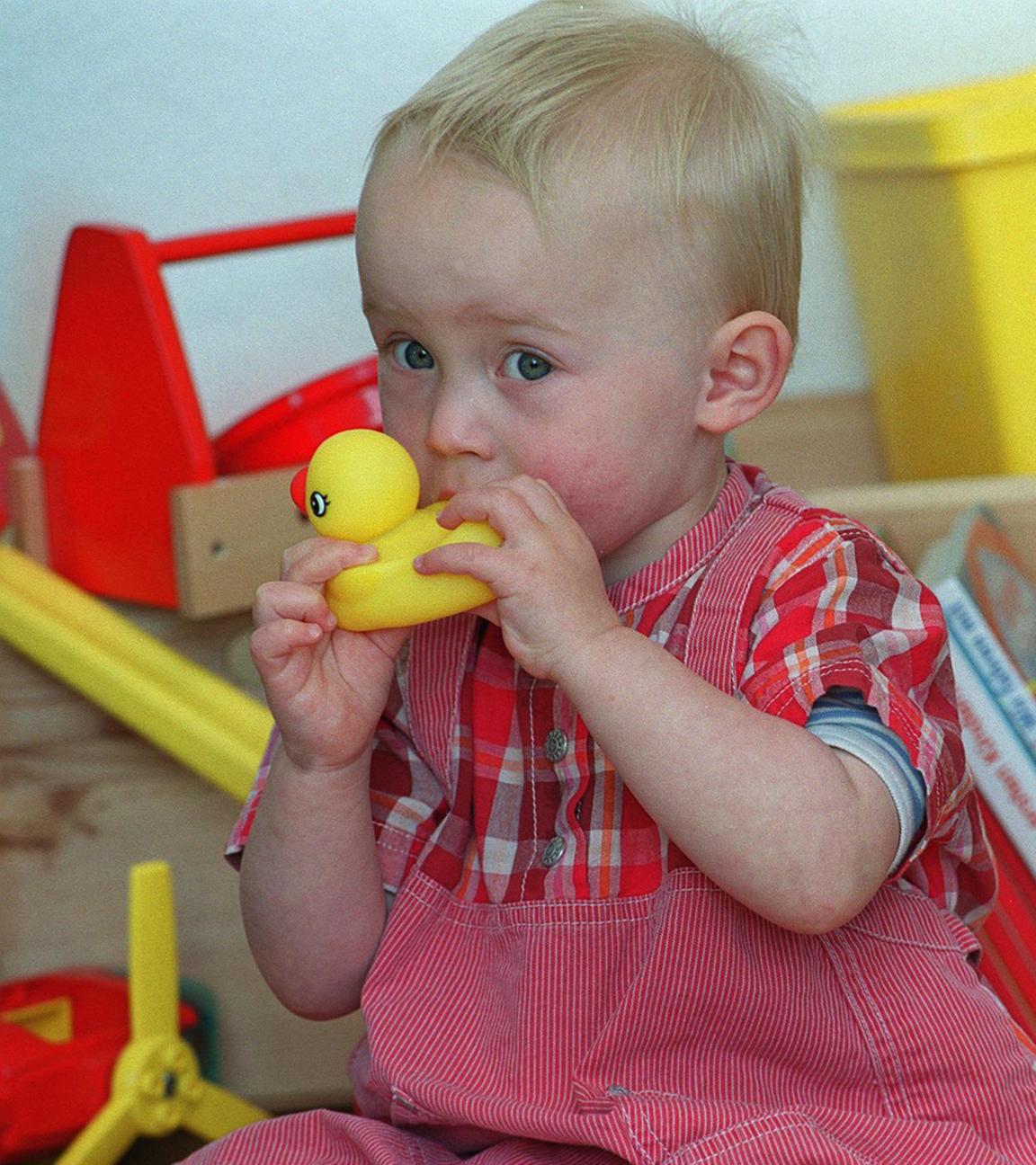 Kleinkind nimmt Spielzeug in den Mund, Archivbild