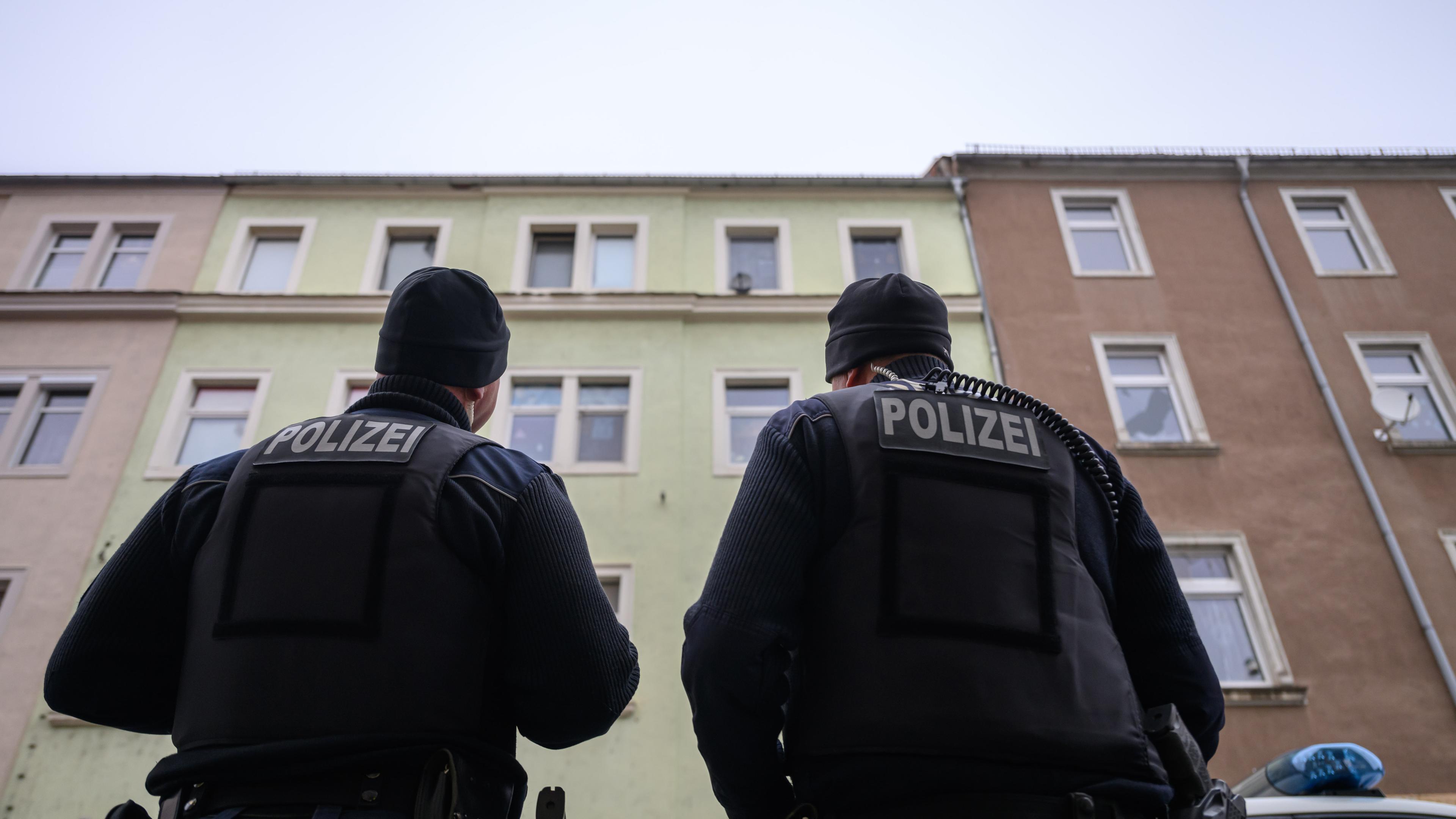 Sachsen, Meißen: Polizisten sind im Einsatz bei dem mutmaßlichen Tötungsdelikt in Meißen.